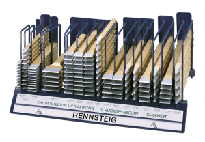Ekspozytor do przecinaków i przebijaków z asortymentem lakierowanym